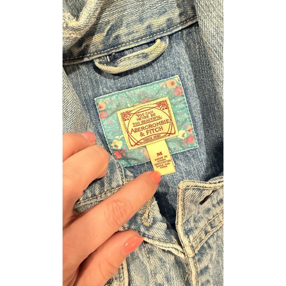 Abercrombie Fitch Womens Denim Jacket Medium Light Wash Distressed Trucker‎ - Picture 3 of 11